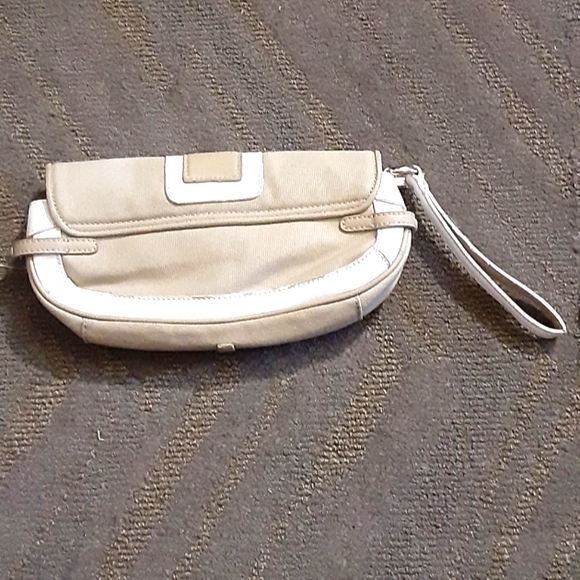 BCBG small wristlet purse beige/white with gold hardware brand new never used - Picture 2 of 2